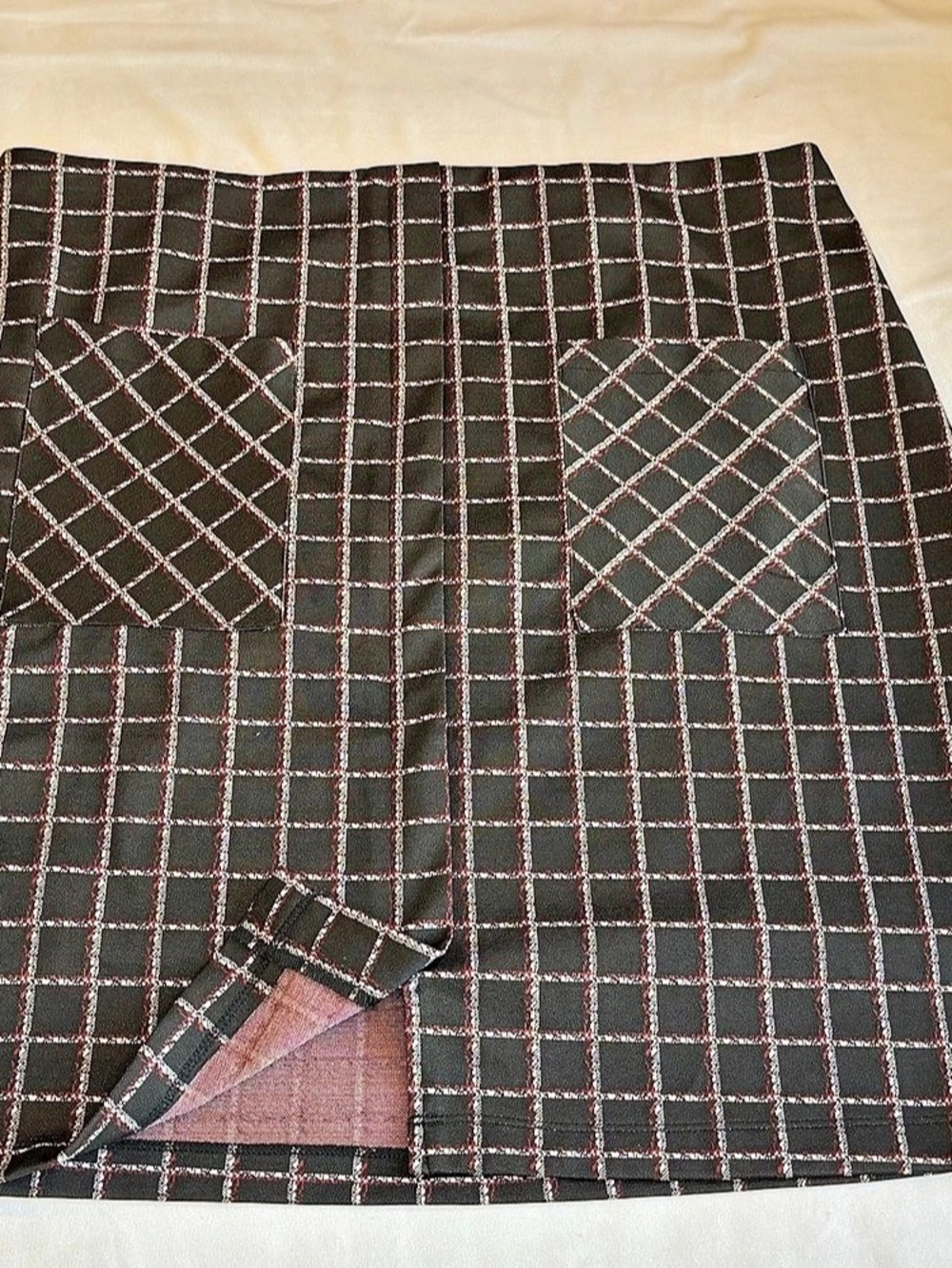 SOHO Apparel Women’s L Plaid Skirt Black Red White Stretch A Line Pockets 1152